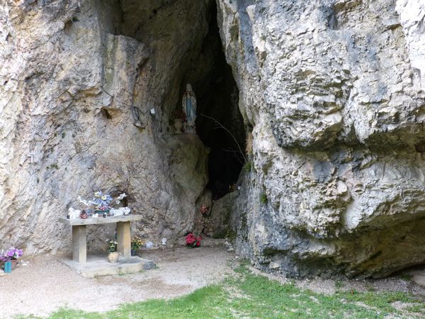 Une particularité concernant cette vierge du vœu, le fait qu'elle ne soit pas seule dans le quartier, une consœur loge juste en face de son emplacement dans une "grotte de Lourdes" aménagée à proximité après la Seconde Guerre mondiale, dans une cavité naturelle. 