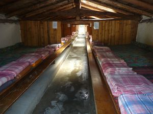 Il est l'heure de la pause repas au refuge des Mottets. Un refuge à l'ancienne bien agréable hors saison.