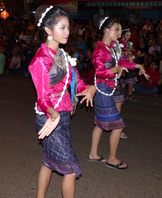 Le Festival des Chateaux de cire à Sakon Nakhon (2) - La parade nocturne