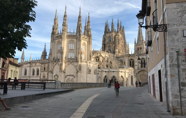 Burgos : une. Cathédrale magnifique, une population qui s'agite dans les rues, Faut dire que la TV ne semble pas meilleure qu'en France et que les boissons au bistrot sont 3 fois moins chères 