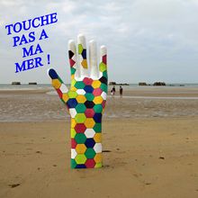 Main multicolore sur la plage d'Arromanches / Festival de la pluie 2017