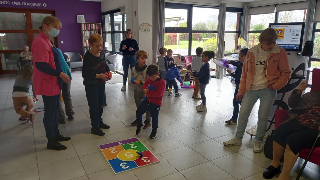 Chasse à l'œuf avec les enfants du centre de loisirs de Pont scorff