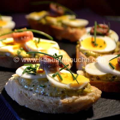 Tartine Aux Œufs Et Anchois Sur Mayonnaise D'Asperges