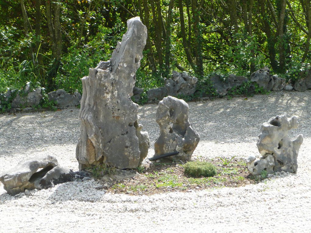 Copie architecturale de celui de Ryoân-ji au Japon.Il a été réalisé avec les plantes et matériaux de notre région  au pied du vercors. C'est un jardin où on peut pratiquer zazen.Ilots de pierres posés sur une mer de gravier peignée de faço