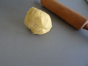 Abaissez votre pâte sablée, puis la placer dans un moule à tarte beurré et fariné.