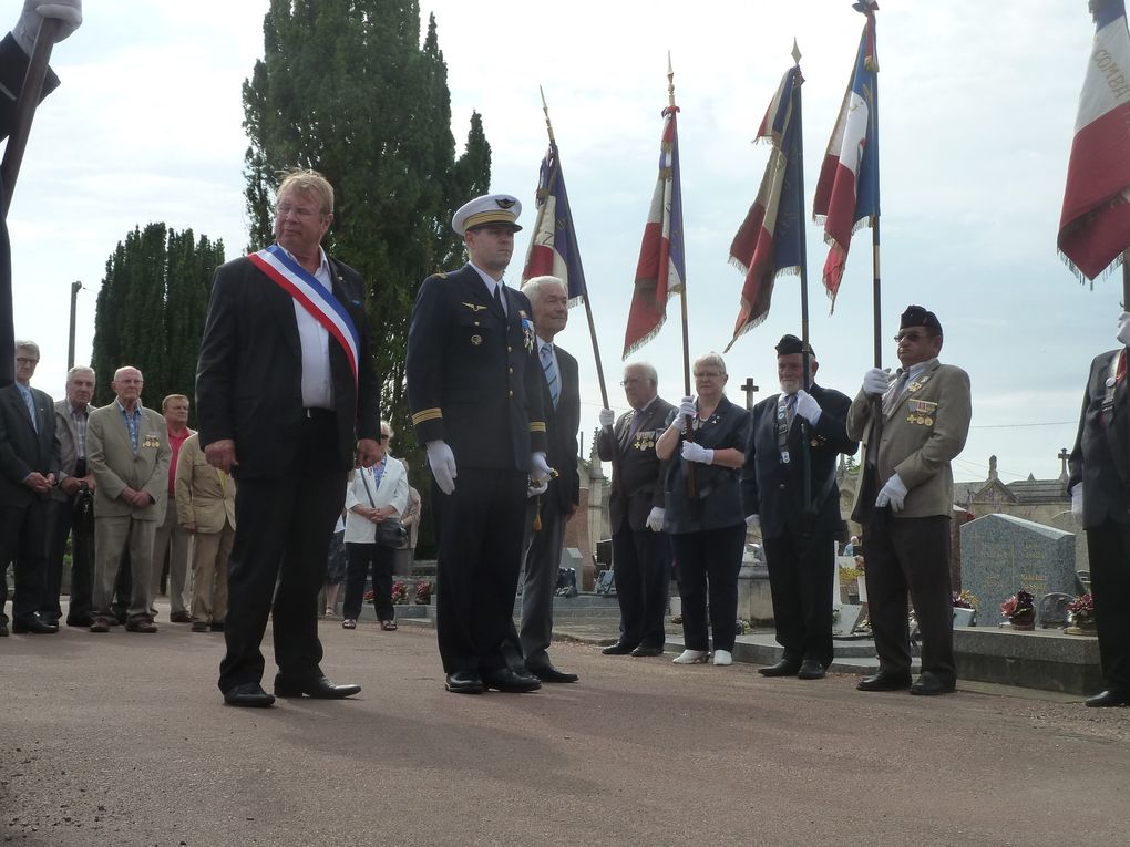 En fait c'est un ancien caveau repris par la municipalité qui va servir à recueillir les corps des défunts " Morts pour la France ", combattants ou / et victimes civiles dont les tombes ne peuvent plus être entretenues. Il est fait obligation à l'état, via les communes, de maintenir et de conserver en état ces sépultures, mais à Saintes un choix de regroupement a été décidé. ainsi, dans un premier temps c'est une dizaine de corps qui vont intégrer cette structure funéraire. A savoir que dans cette réalisation le " Souvenir Français " a été partenaire.