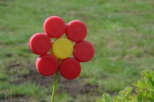 Des fleurs en bouchons plastiques..