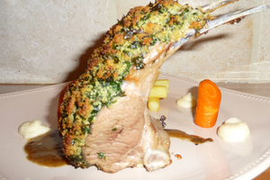 Carré d'agneau en croûte d'herbes, jus corsé