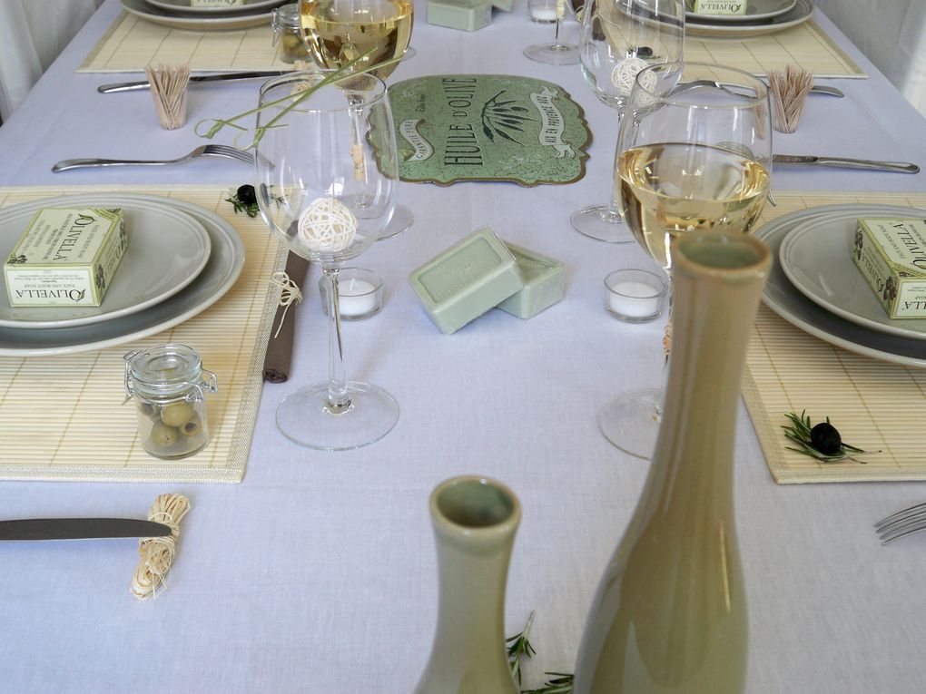 Une table aux saveurs estivales dressée pour une douce soirée d'été.