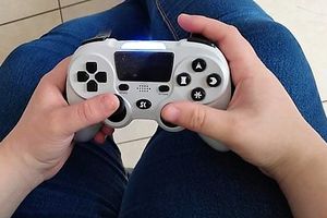 Émilie découvre la manette de Jeu pour Sony Playstation 4 Pro/Slim/PC.