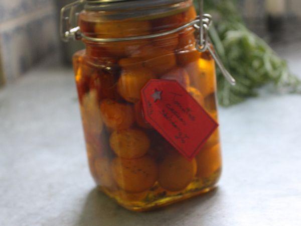 Plonger les tomates dans une casserole d'eau bouillante 5 minutes. Préparer un saladier d'eau avec des glaçons, y mettre les tomates d'un coup pour stopper la cuisson. Egoutter et installer en plein soleil au moins toute une journée. Alterner dans un bocal tomates, basilic séché, et huile d'olive. Laisser mariner au moins une semaine.