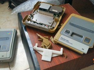 Démontage des Super Famicom et extraction de la carte-mère.