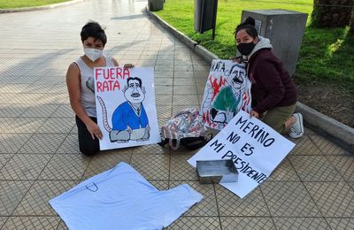 Des milliers de Péruviens défilent contre le nouveau président Manuel Merino - #FueraMerino
