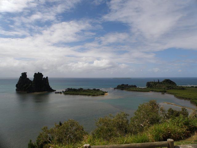 Hienghène est l'un des sites les plus touristiques de la Calédonie. Paysages magnifiques, la plage du billet de 500 et la poule font la notoriété. 
Hienghène est un villlage chargé historiquement. C'est le village natal de Jean Marie Tjibaou, 