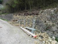 Sur le chemin du retour on aperçoit l'abbaye de Hautecombe. Une des maisonnette en bordure de la piste. La réparation d'un mur de pierres sèches.