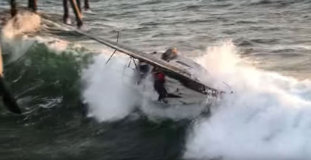 Vidéo - un voilier drossé sur un brise lames en rentrant au port