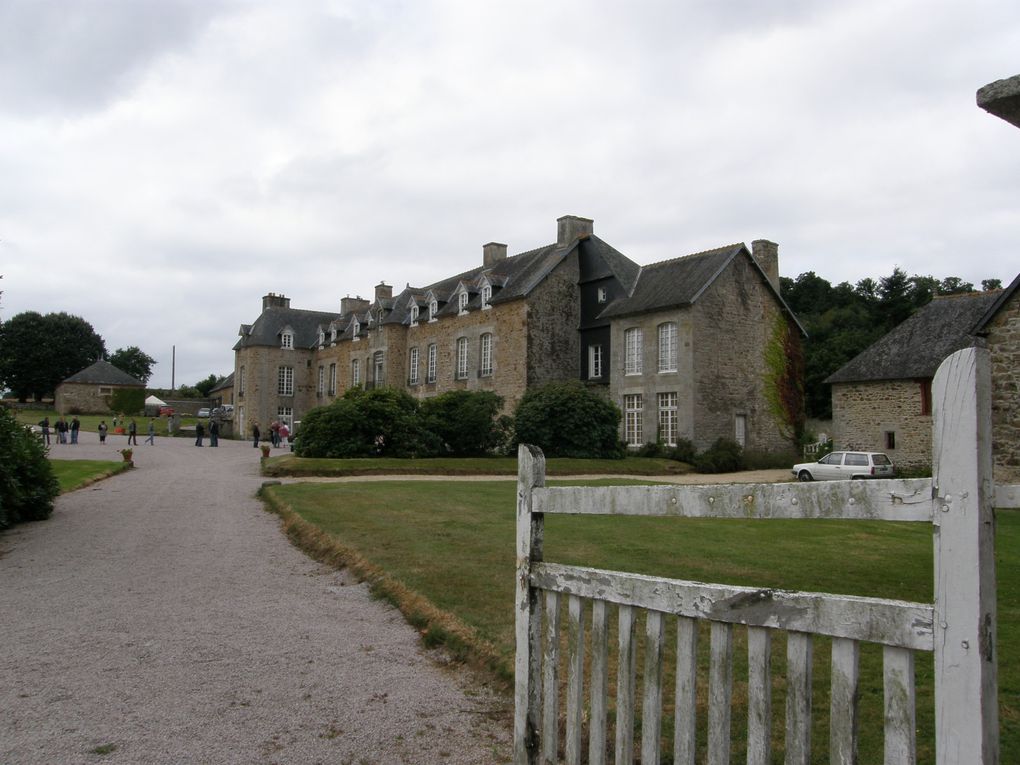 Superbe journée de découverte des chateaux du coté de Lanvolon. L'histoire nous rattrape et nous sommes fascinés par ces batisses si imposantes...