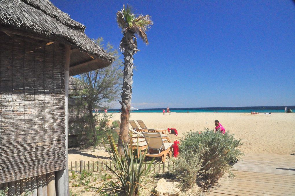 Voyage fabuleux et surnaturel dans la République du Kon Tiki... Village polynésien à 3km de St Tropez.
De notre hutte plantée sur la plage, à l'ombre des palmiers, nous avons vécu ces vacances de Pâques 2012 comme un rêve éveillé.