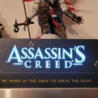 [REVUE PRODUIT DERIVE GAMING] NEAMEDIA ICONS ASSASSIN'S CREED - THE OFFICIAL LIGHT