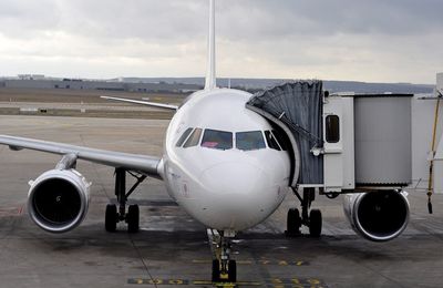 Orly. Attente du départ du vol pour Marseille. j' ouvre mon portable, je prends lecture de mes textos. que vat il bien m' arriver de positif ,apres une semaine loin du quotidien? ...