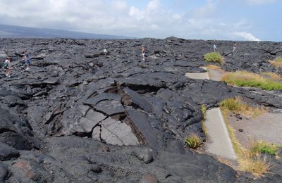 coulée de lave sur une route d'Hawaii