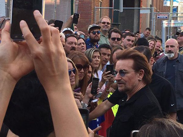 Autographes de Bono avec les fans.