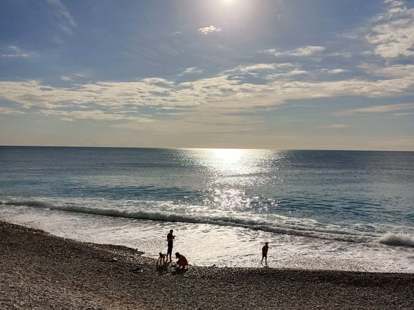 il y a le ciel, le soleil et la mer ...