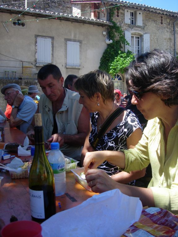 Des Journées intensives, mais la météo été avec nous...en 2009!!!Car en 2010, j'ai "plier" le stand...les éléments ont eu raison...le Mistral...
Voilà, je rentre fatiguée..
Merci à tous pour vos encouragements et votre aide...!!!