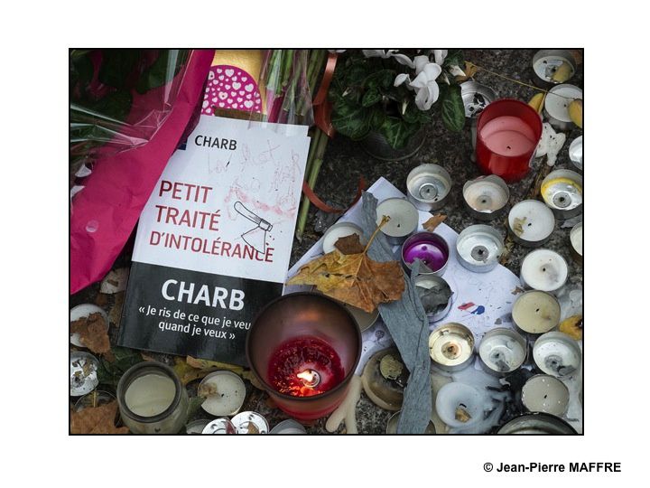 L'horreur des attentats du 13 novembre 2015 a suscité de nombreux témoignages spontanés et divers rassemblés au pied de la statue de la Place de la République à Paris.
