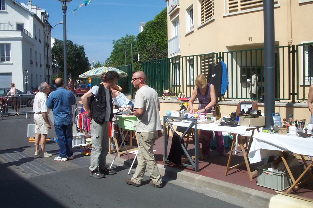 La Fête de la rue à lieu en juin depuis 9 ans, initialement un samedi, puis depuis 3 ans un dimanche. A cet effet, la portion de la rue située entre le carrefour avec la rue de Romainville et la bibliothèque est fermée à la circulation de 8h à