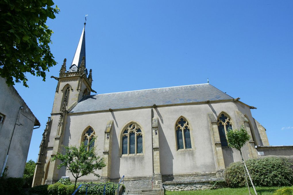 L'église - l'ancien prieuré devenu la nouvelle mairie - le lavoir - la campagne environnante, les animaux, les saisons...