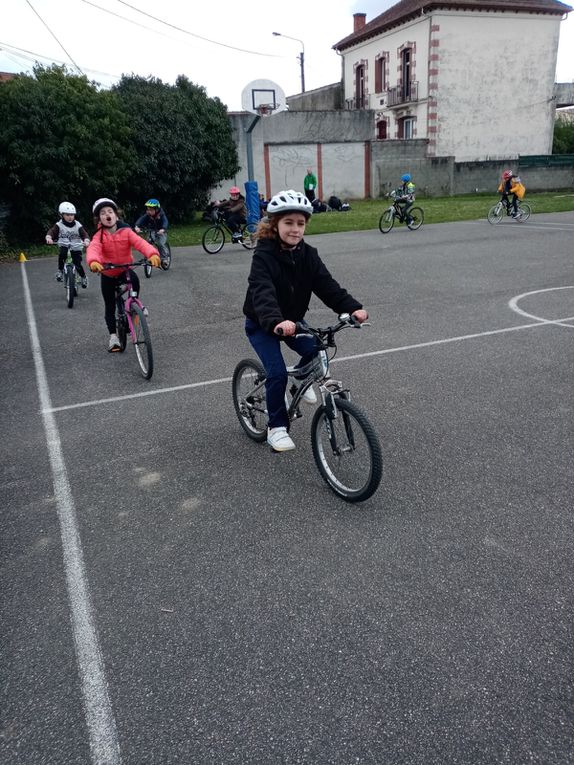 Quelques photos de nos entraînements vélos au stade avant nos exploits sur le bord du canal !