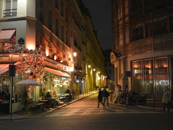 Paris la nuit des grands magasins Haussmann à la place du Châtelet