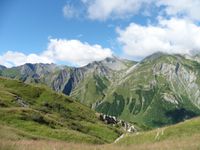 Un dernier regard sur le Lachat. En dessous c'est la vallée et, en face, le col de la Fenêtre au pied d'une pointe rocailleuse.