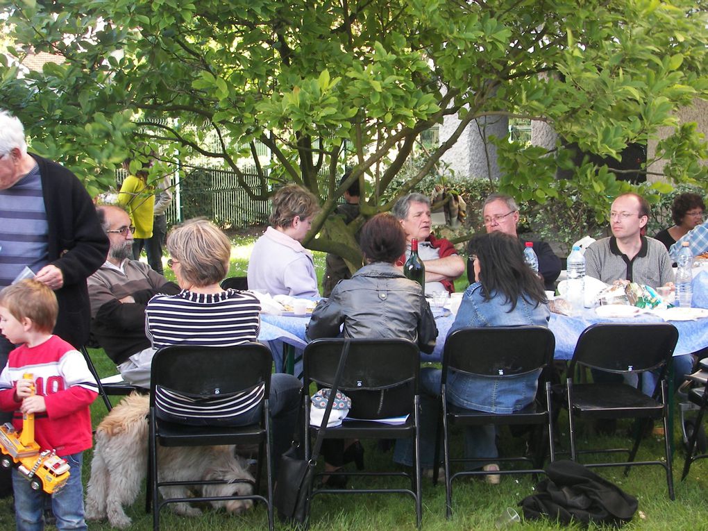 Le repas de notre résidence un soir de 28 mais 2009 avec une cinquantaine de convives