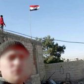 Photo du jour ...Le Drapeau syrien hissé à Hamouria (Est de Damas) - srigina