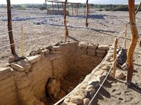 Les sepultures, des tombeaux en roches au ras du sol pour préserver du vent et protéger du sable.