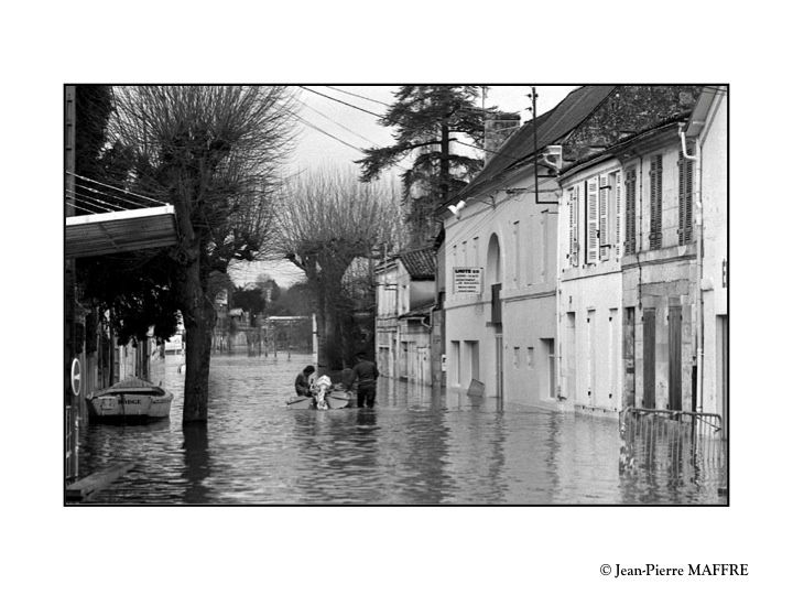 La Charente, fleuve d’aspect très paisible avec ses promenades en gabarre ou sur des embarcations proposées par l’Office du tourisme peut se montrer redoutable lors d’inondations mémorables comme celle de l’hiver 1982.