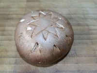 1 - Nettoyer et essuyer délicatement les champignons. Oter les pieds. Réaliser les empreintes avec le couteau sur les têtes des champignons blancs et roses comme expliqué sur la vidéo. Retirer à certains endroits la peau des champignons roses pour créer des contrastes de couleurs. Utiliser vos champignons pour décorer vos plats.