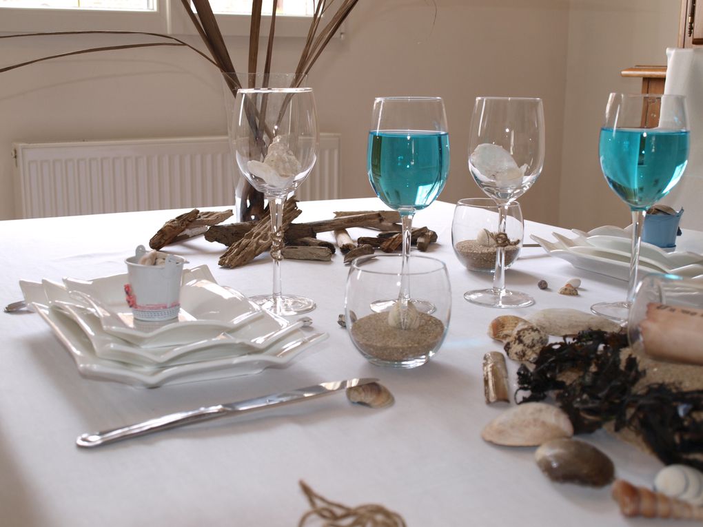 Une table "souvenirs de vacances" réalisée avec ce que la nature nous offre en bord de mer.