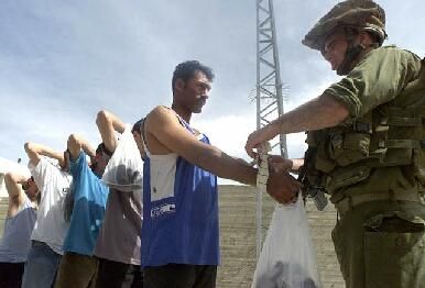 Quelques photos pour vous montrer ce que vivent les Palestiniens au quotidien... qui supporterait cela ?