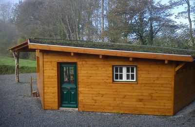 Chalet dans la brume automnale