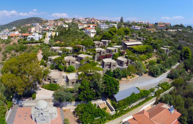 Le village de Mavrovouni et sa plage.