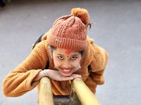 Le premier temple visité à Khatmandu, "le temple des singes", appelé ainsi car ils sont partout; j'aime les regarder car ils sont spontanés et leur tendresse naturelle les rend souvent attachants et plus humains que nous...pas de stratégie, pas d'inhibitions, ils vivent comme "bonjour" et s'expriment sans peur juste avec l'instinct du "libre arbitre"...et puis le temple lui même, drapé d'or et de respect, orné des drapeaux à prières partout, parfois avec outrance mais toujours là pour rappeler l'importance de la spiritualité dans les choix du quotidien...un moulin a prières qui tourne toute la journée et des pensées qui s'évadent dans le temps et l'espace pour certainement récupérer les âmes étourdies ou perdues... 