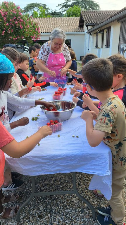 La classe de C.P et de M.S /G.S ont réalisé cette recette de   confiture de fraises ensemble.