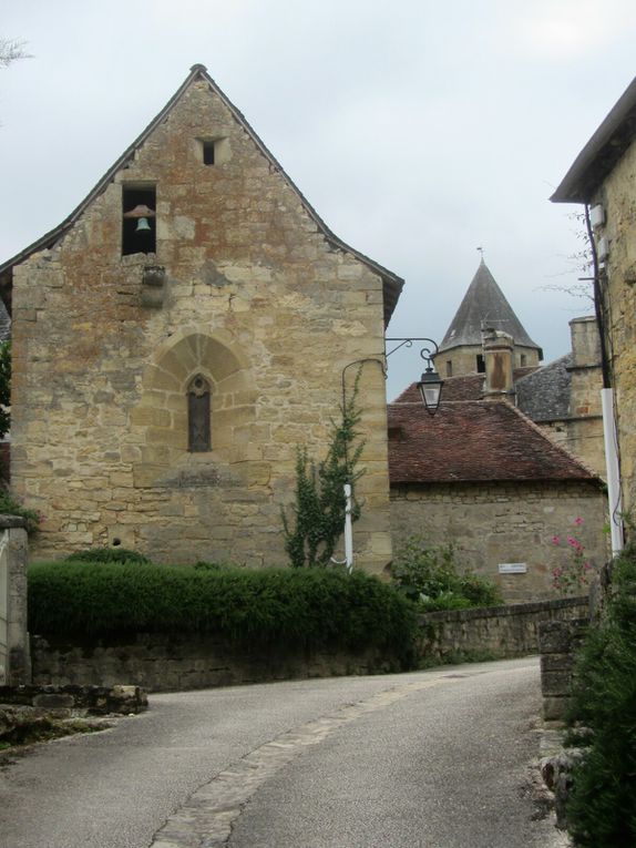 Saint Robert et ses maisons hors de la course du temps.