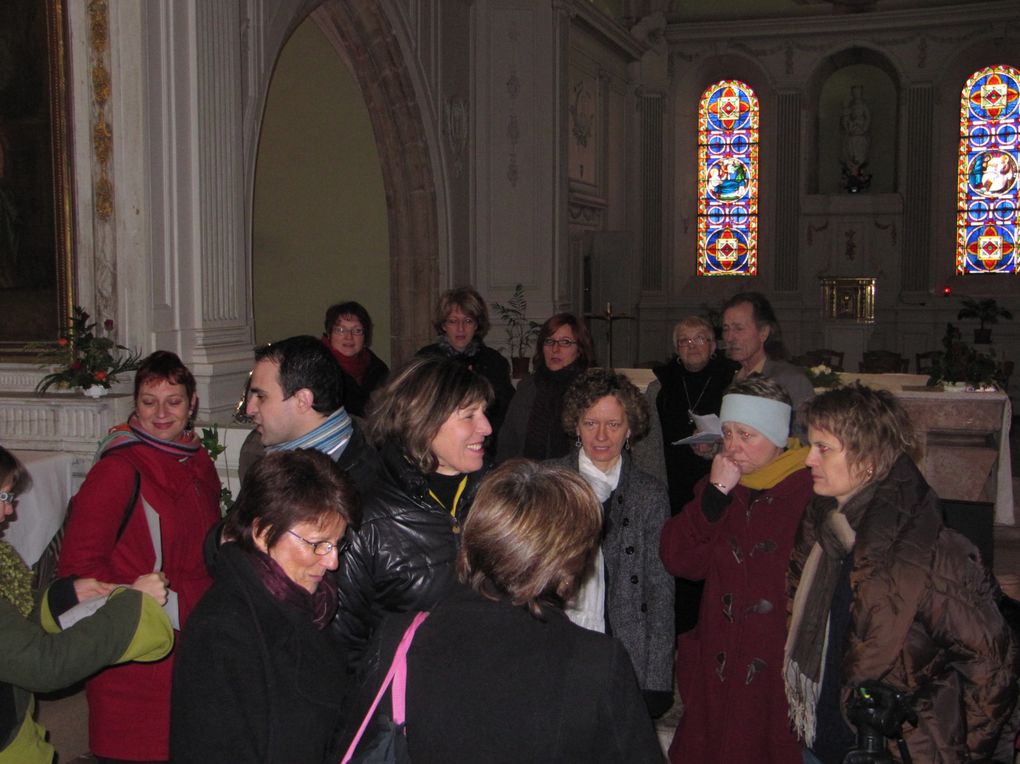 Eglise d'Athée, le Dimanche 12 Décembre. Un concert, des choristes, un chef de choeur : la joie de partager nos chansons. Pour finir cet après-midi un chocolat chaud nous attendais