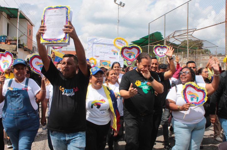 Consejos comunales y comunas de Carabobo acudieron al CNE en Valencia para respaldar referendo por el Esequibo 