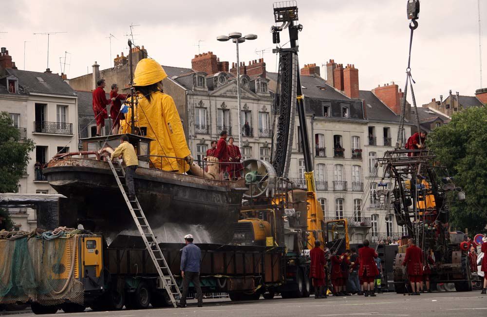 La petite géante du Titanic et le scaphandrier - Nantes 2009 Royal de Luxe - Journee 2 
