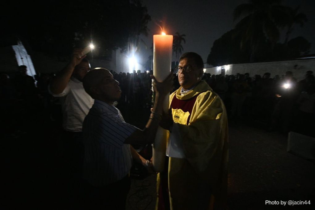 En el Sábado de Gloria se llevó el encendido del Cirio Pascual en la Parroquia del Buen Pastor de Valencia (+Fotos)